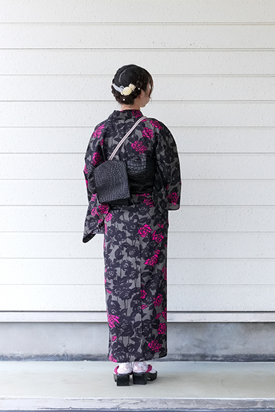 2024新作浴衣-黒ピンク-全身_後　たちばな在庫-社員モデル